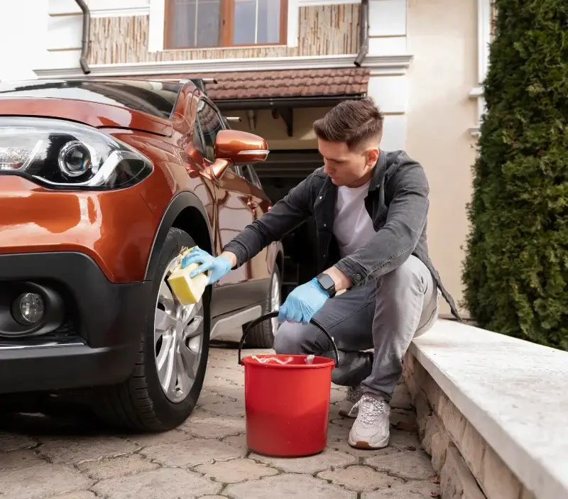 Lavage auto à domicile Sieurac : professionnel intervenant sur un véhicule